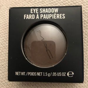 MAC eyeshadow (color: Rummy)